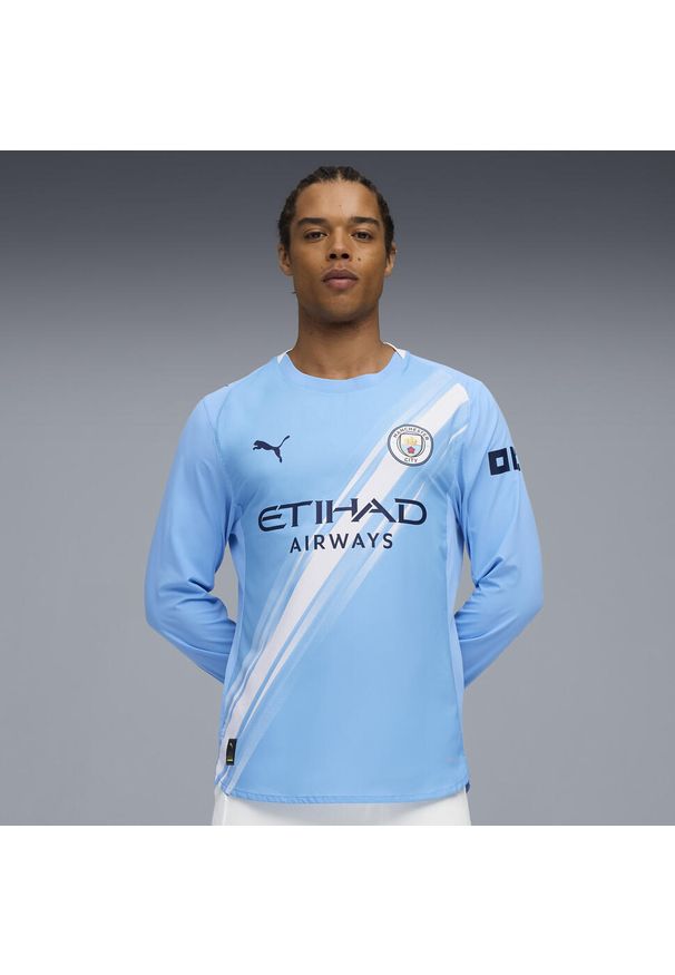 Puma - Męska autentyczna koszulka domowa z długim rękawem Manchester City 25/26 PUMA. Kolor: niebieski, wielokolorowy, biały. Długość rękawa: długi rękaw. Długość: długie. Wzór: aplikacja, paski. Sport: piłka nożna