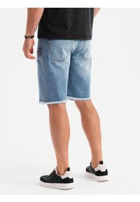 Ombre Clothing - Krótkie męskie spodenki jeansowe z przetarciami i dziurami – jasnoniebieskie V2 OM-SRDS-0157 - XXL. Okazja: na co dzień. Kolor: niebieski. Materiał: jeans. Długość: krótkie. Wzór: aplikacja. Sezon: lato. Styl: klasyczny, casual #5