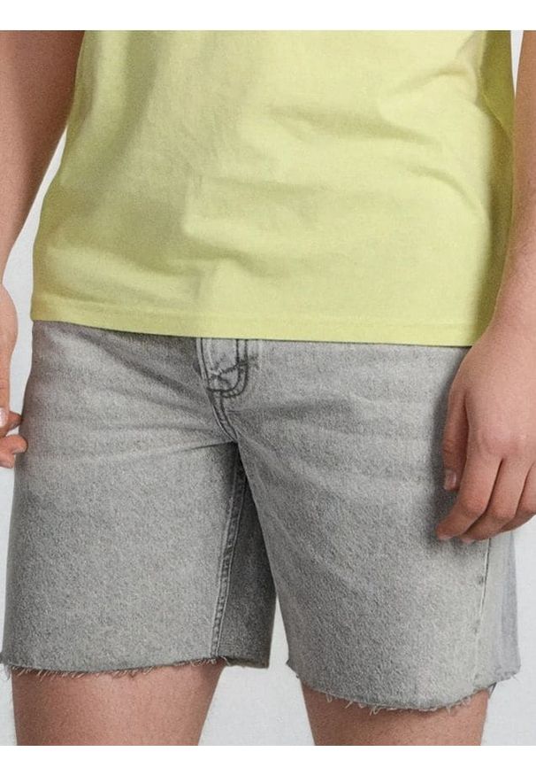 Sinsay - Szorty jeansowe z surowym wykończeniem - beżowy. Kolor: beżowy