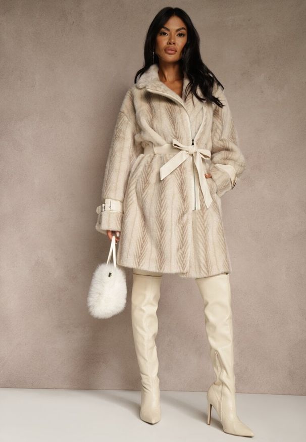 Renee - Jasnobeżowy Płaszcz Futerko z Paskiem z Imitacji Skóry i Klamrami przy Mankietach Charysha. Kolor: beżowy. Materiał: skóra, futro. Styl: elegancki