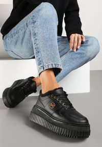 Renee - Czarne Eleganckie Sneakersy na Grubej Żłobionej Podeszwie z Metalową Ozdobą Werizia. Okazja: na co dzień. Kolor: czarny. Materiał: jeans, futro. Wzór: aplikacja