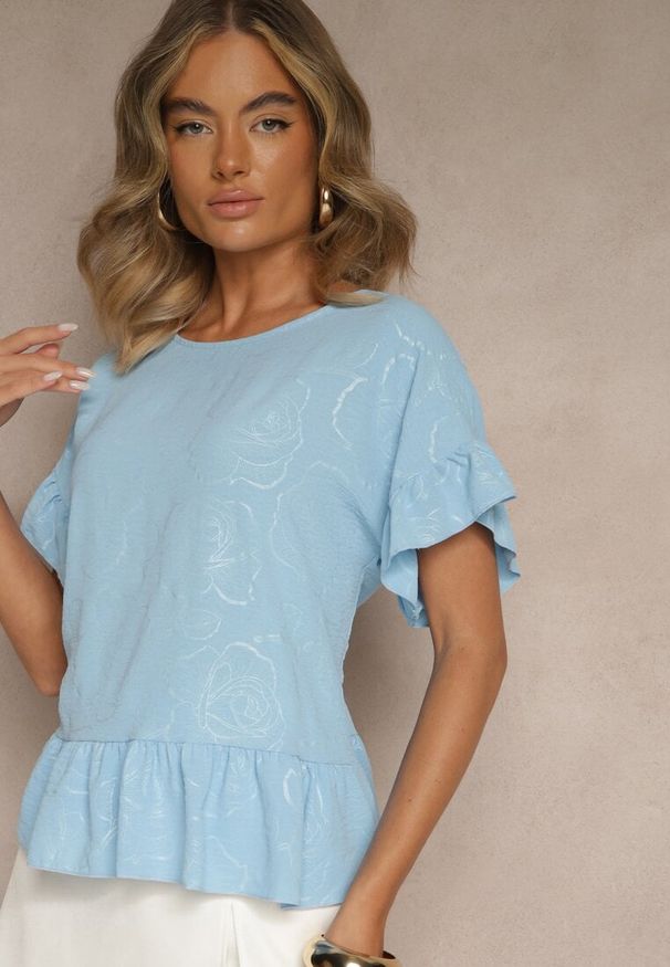 Renee - Jasnoniebieska Bluzka Oversize Ozdobiona Falbanami Liriele. Okazja: na co dzień. Kolor: niebieski. Materiał: jeans. Wzór: aplikacja. Styl: casual