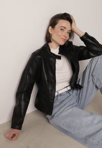 Born2be - Czarna Kurtka Ramoneska o Taliowanym Kroju ze Stójką Fezinia. Okazja: na co dzień. Typ kołnierza: kołnierzyk stójkowy. Kolor: czarny. Materiał: poliester, jeans. Styl: casual, elegancki #1