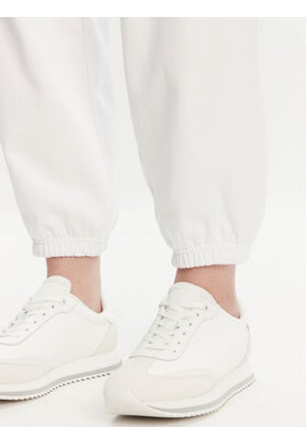 Calvin Klein Jeans Spodnie dresowe Monologo LV047B235G Biały Regular Fit. Kolor: biały. Materiał: bawełna