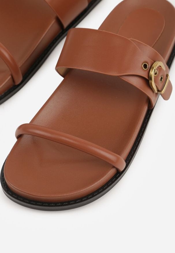 Renee - Brązowe Klapki Ozdobione Paskami i Metaliczną Klamrą Ophiusi. Okazja: na co dzień. Kolor: brązowy. Materiał: jeans. Wzór: aplikacja. Styl: casual