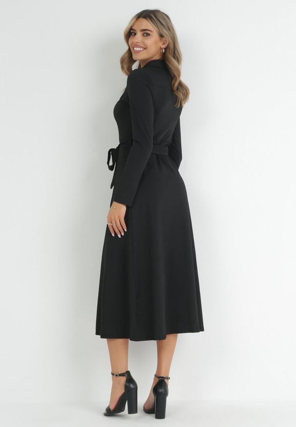 Born2be - Czarna Sukienka Maxi i Koszulowym Fasonie z Wiązaniem mZynlee. Okazja: na co dzień. Kolor: czarny. Materiał: wiskoza. Typ sukienki: koszulowe. Styl: klasyczny, elegancki, casual. Długość: maxi