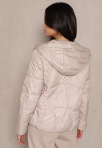 Renee - Beżowa Kurtka z Kapturem Sznurkami i Ozdobnymi Przeszyciami Karedia. Okazja: na co dzień. Typ kołnierza: kaptur. Kolor: beżowy. Materiał: jeans. Styl: sportowy, casual #5