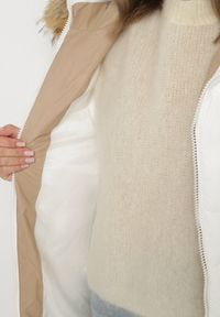 Born2be - Biała Kurtka z Kapturem z Futerkiem Zdobiona Oryginalnym Pikowaniem Oleda. Okazja: na co dzień. Typ kołnierza: kaptur. Kolor: biały. Materiał: futro. Wzór: aplikacja. Styl: casual, klasyczny #6