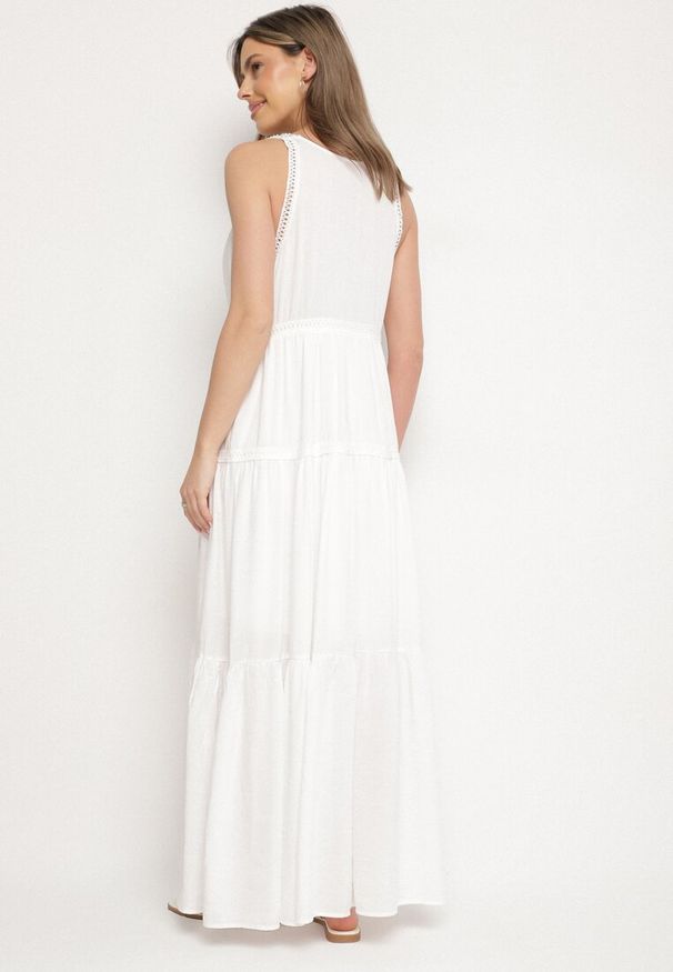 Born2be - Biała Sukienka z Wiskozą i Szydełkowym Wzorem Meviellea. Okazja: na co dzień. Typ kołnierza: dekolt w kształcie V. Kolor: biały. Materiał: wiskoza. Wzór: haft. Styl: casual, elegancki