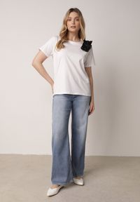 Born2be - Biało-Czarny Klasyczny T-shirt z Bawełny Zdobiony Aplikacją 3D w Kształcie Kwiatów Noebel. Okazja: na co dzień. Kolor: biały. Materiał: bawełna. Wzór: kwiaty, aplikacja. Styl: klasyczny #8