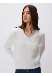Reserved - Sweter z koronkowym dekoltem - kremowy. Kolor: kremowy. Materiał: koronka #1