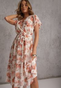 Renee - Różowa Kopertowa Sukienka z Wiązaniem w Talii Zdobiona Brokatem Plumse. Okazja: na randkę. Kolor: różowy. Wzór: aplikacja. Sezon: lato. Typ sukienki: kopertowe. Styl: glamour #1