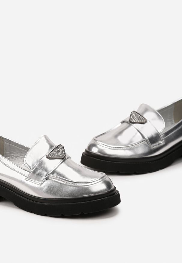 Born2be - Srebrne Mokasyny Ozdobione Biżuteryjną Klamerką Xirela. Zapięcie: klamry. Kolor: srebrny. Wzór: aplikacja. Styl: elegancki