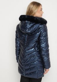 Born2be - Granatowa Pikowana Kurtka z Kapturem z Futerkiem Zorria. Typ kołnierza: kaptur. Kolekcja: plus size. Kolor: niebieski. Materiał: futro. Wzór: aplikacja #3