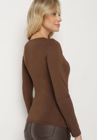 Born2be - Brązowa Bluzka Alexusi. Okazja: na co dzień, do pracy. Typ kołnierza: dekolt kwadratowy. Kolor: brązowy. Materiał: materiał, dzianina, wiskoza, jeans. Długość rękawa: długi rękaw. Długość: długie. Wzór: gładki. Styl: klasyczny, casual, elegancki #5