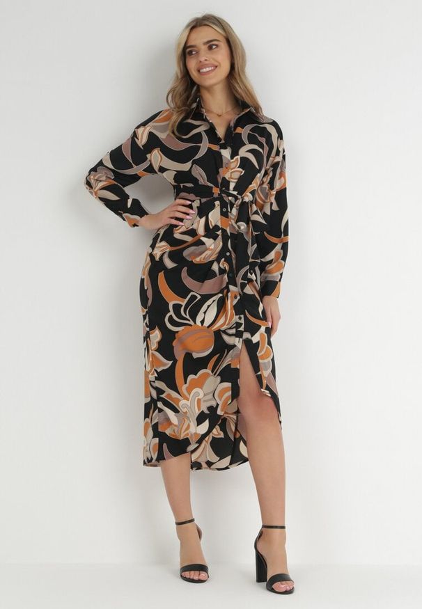 Born2be - Czarna Sukienka Koszulowa Amathedeia. Okazja: na spacer. Kolor: czarny. Materiał: materiał. Długość rękawa: długi rękaw. Wzór: kwiaty, aplikacja. Sezon: lato. Typ sukienki: koszulowe. Długość: midi