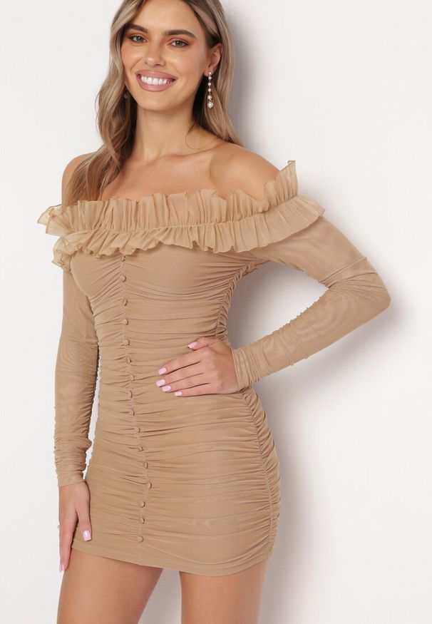 Born2be - Ciemnobeżowa Dopasowana Sukienka Hiszpanka z Falbanką Turlia. Typ kołnierza: dekolt hiszpanka. Kolor: beżowy. Wzór: aplikacja
