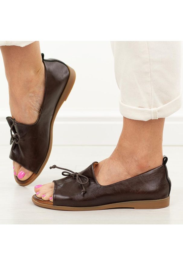 Brązowe skórzane płaskie sandały damskie Cambell 19388. Okazja: na co dzień. Kolor: brązowy. Materiał: skóra. Sezon: wiosna, lato. Styl: casual, klasyczny, elegancki