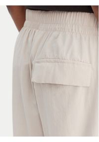 Adidas - adidas Spodnie dresowe Essentials 3-Stripes JC8168 Beżowy Loose Fit. Kolor: beżowy. Materiał: syntetyk #3