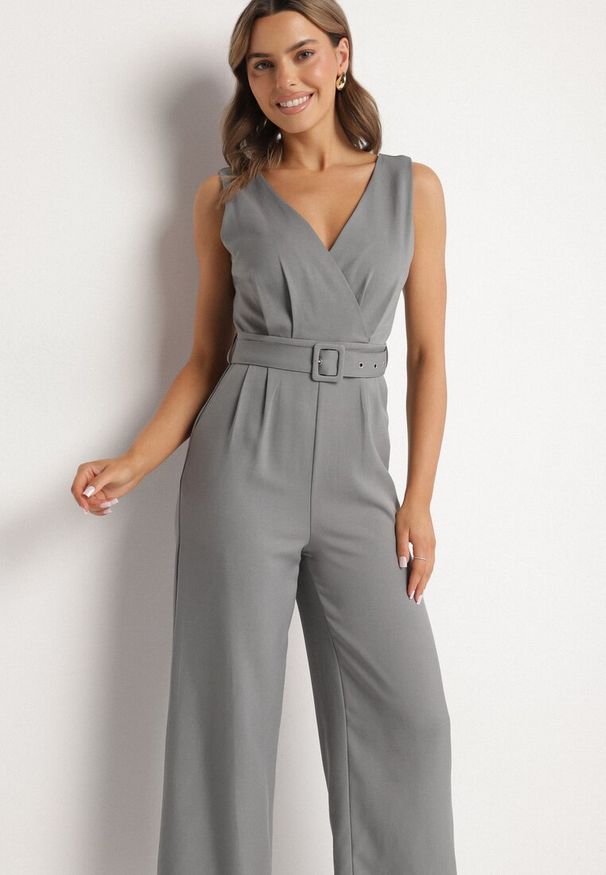 Born2be - Szary Kombinezon Taliowany z Kopertowym Dekoltem i Paskiem z Klamrą Ronivae. Okazja: na co dzień. Kolor: szary. Styl: klasyczny, casual, elegancki