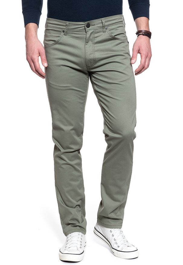 Wrangler - MĘSKIE SPODNIE MATERIAŁOWE WRANGLER GREENSBORO DUSTY OLIVE W15QWA275 112127116. Materiał: materiał