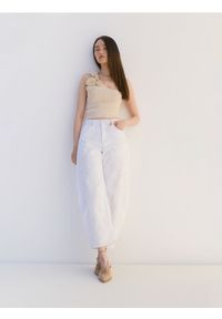 Reserved - Jeansy barrel leg z haftem - biały. Kolor: biały. Wzór: haft #1