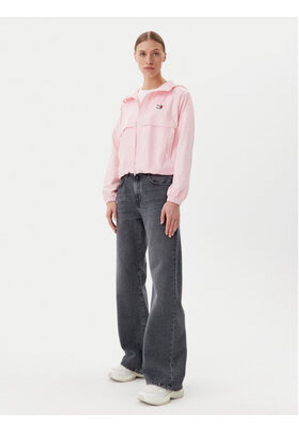 Tommy Jeans Wiatrówka Essential DW0DW20672 Różowy Relaxed Fit. Kolor: różowy. Materiał: syntetyk