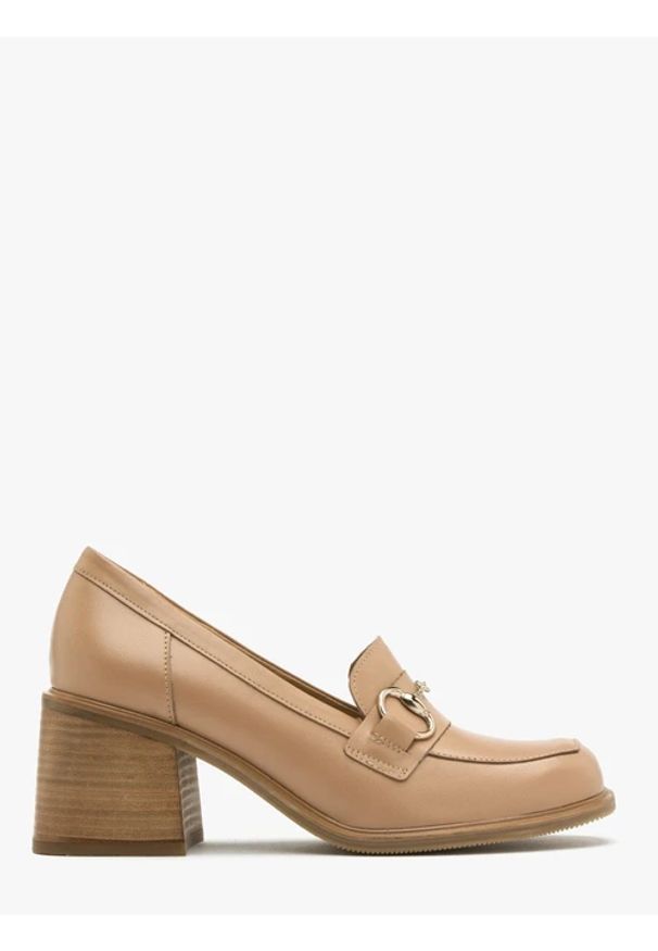 Ryłko - Beżowe mokasyny z platynową ozdobą na cholewce. Nosek buta: okrągły. Kolor: beżowy. Materiał: skóra. Szerokość cholewki: normalna. Wzór: aplikacja. Obcas: na obcasie. Styl: street. Wysokość obcasa: średni