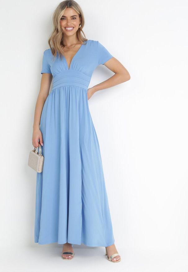 Born2be - Jasnoniebieska Rozkloszowana Sukienka Maxi z Głębokim Dekoltem z Rozcięciem Wyla. Kolor: niebieski. Długość rękawa: krótki rękaw. Sezon: wiosna, lato. Długość: maxi