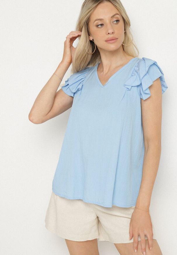 Born2be - Niebieska Bluzka z Wiskozą Ozdobiona Falbankami Divestra. Okazja: na co dzień. Typ kołnierza: kołnierz z falbankami. Kolor: niebieski. Materiał: wiskoza. Wzór: aplikacja. Sezon: lato. Styl: casual, elegancki