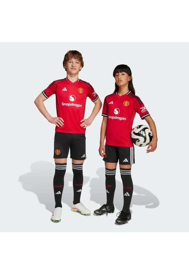 Adidas - Szorty Manchester United 25/26 Home Kids. Kolor: czarny. Sport: piłka nożna
