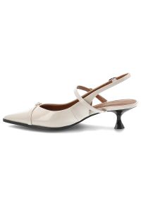 Hot Potatoes by Gioseppo - Beżowe Czółenka Gioseppe Eleganckie Lakierowane Obuwie Damskie. Okazja: na co dzień. Zapięcie: pasek. Kolor: beżowy. Szerokość cholewki: normalna. Wzór: paski, aplikacja, geometria. Materiał: lakier. Obcas: na obcasie. Styl: elegancki. Wysokość obcasa: średni #5