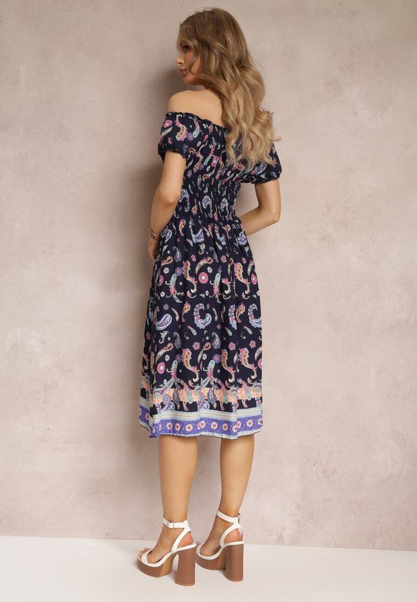 Renee - Granatowa Bawełniana Sukienka Hiszpanka z Gumką w Pasie i Wzorem Paisley Maggies. Typ kołnierza: dekolt hiszpanka. Kolor: niebieski. Materiał: bawełna. Wzór: paisley