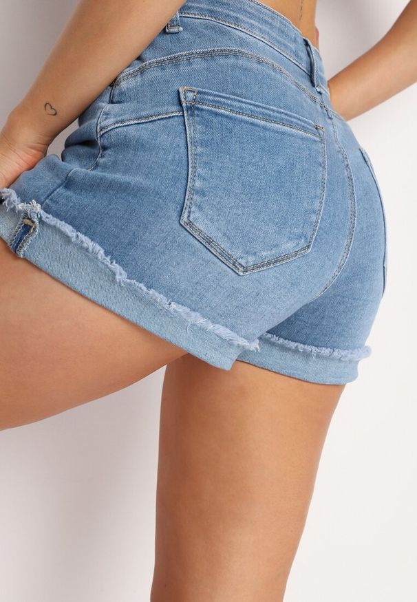Born2be - Niebieskie Jeansowe Szorty z Wysokim Stanem o Asymetrycznym Wykończeniu z Efektem Push-Up Afisea. Okazja: na co dzień. Stan: podwyższony. Kolor: niebieski. Materiał: jeans. Styl: casual