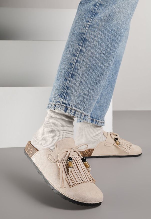 Born2be - Beżowe Klapki Mule z Imitacji Zamszu Zdobione Koralikami i Frędzlami Elwedena. Kolor: beżowy. Materiał: zamsz. Wzór: aplikacja. Styl: boho, klasyczny, elegancki
