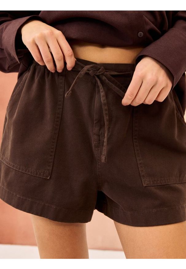 Sinsay - Szorty jeansowe high waist z gumką w pasie - brązowy. Stan: podwyższony. Kolor: brązowy. Materiał: jeans