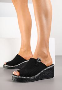 Renee - Czarne Klapki na Koturnie z Perforacją i Otwartym Noskiem Averle. Nosek buta: otwarty. Kolor: czarny. Obcas: na koturnie #4
