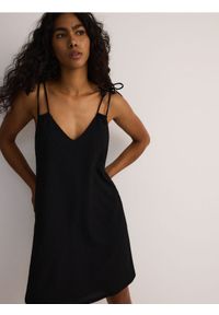 Reserved - Sukienka mini na ramiączkach - czarny. Kolor: czarny. Materiał: dzianina. Długość rękawa: na ramiączkach. Długość: mini