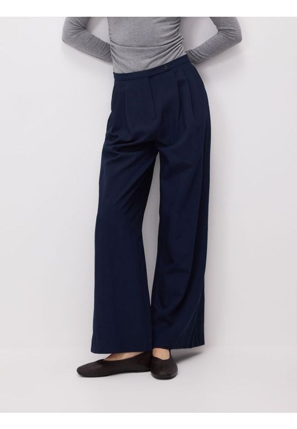 Reserved - Spodnie z szerokimi nogawkami - granatowy. Kolor: niebieski. Materiał: tkanina, wiskoza