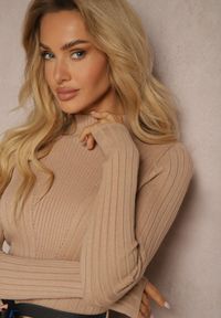 Renee - Ciemnobeżowa Dzianinowa Sukienka z Eleganckim Paskiem i Dodatkiem Wełny Nirillia. Okazja: na co dzień. Kolor: beżowy. Materiał: wełna, dzianina. Długość rękawa: długi rękaw. Wzór: aplikacja. Typ sukienki: proste, dopasowane. Styl: elegancki
