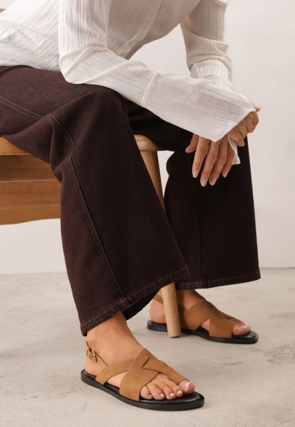 Renee - Jasnobrązowe Sandały VICES z Paskami w Kształcie X i Paskiem na Duży Palec Prisedice. Zapięcie: pasek. Kolor: brązowy. Materiał: zamsz. Wzór: paski. Sezon: lato. Styl: street