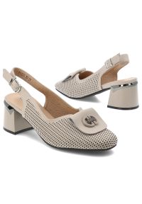 Czółenka damskie Vinceza, cholewka ze skóry naturalnej licowej z perforacją z broszką na eleganckim obcasie, beżowe, 99206. Okazja: na co dzień. Zapięcie: klamry. Kolor: beżowy. Szerokość cholewki: normalna. Wzór: aplikacja, ażurowy, geometria. Materiał: skóra. Obcas: na obcasie. Styl: elegancki. Wysokość obcasa: średni #7