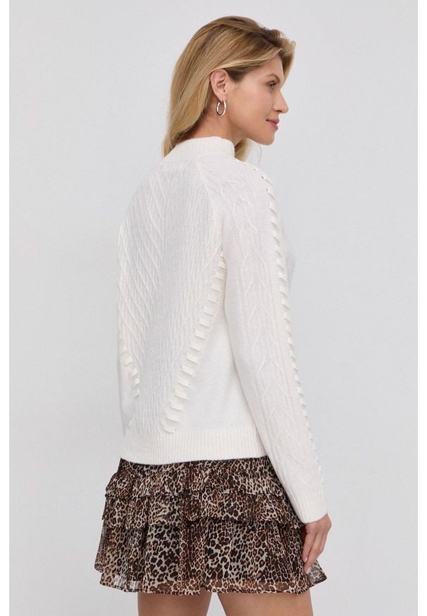 Guess Sweter damski kolor kremowy z półgolfem. Okazja: na co dzień. Kolor: beżowy. Materiał: dzianina. Długość rękawa: raglanowy rękaw. Styl: casual