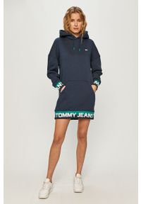 Tommy Jeans - Sukienka. Okazja: na co dzień. Typ kołnierza: kaptur. Kolor: niebieski. Materiał: bawełna, poliester, materiał, dzianina. Długość rękawa: długi rękaw. Wzór: aplikacja. Typ sukienki: oversize, proste. Styl: casual. Długość: mini #2