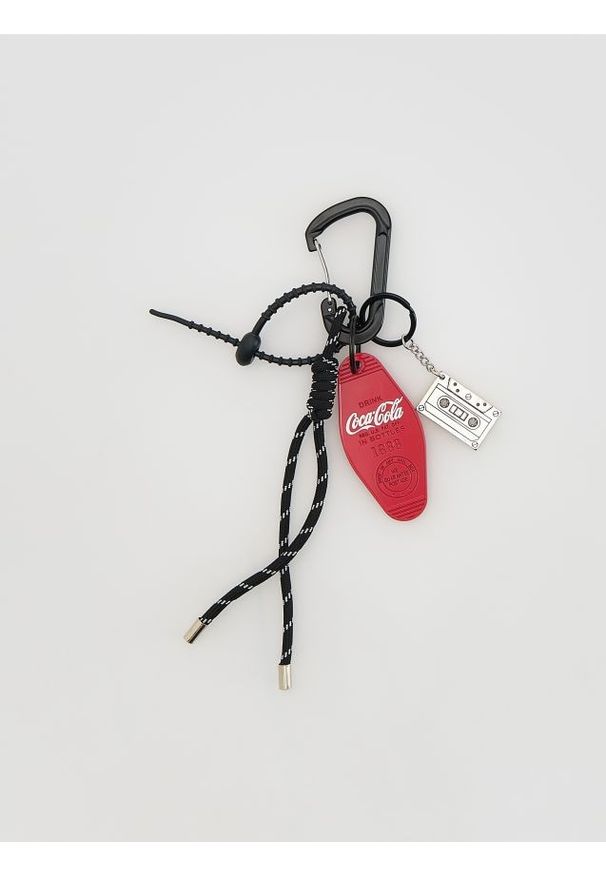 Reserved - Brelok z zawieszkami Coca-Cola - czarny. Kolor: czarny. Dodatki: z breloczkiem