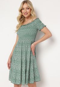 Born2be - Zielona Bawełniana Sukienka Typu Hiszpanka z Górą Marszczoną Gumkami z Falbanką Herira. Okazja: na co dzień, na spacer. Typ kołnierza: dekolt hiszpanka. Kolor: zielony. Materiał: bawełna. Długość rękawa: krótki rękaw. Typ sukienki: dopasowane, proste. Styl: klasyczny, casual #6