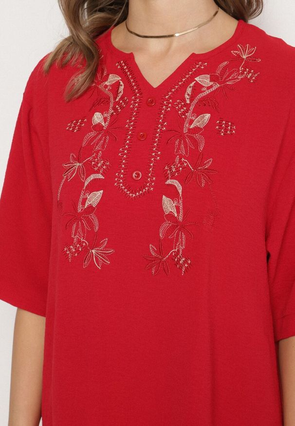 Born2be - Czerwona Sukienka Pudełkowa z Guzikami i Ozdobnymi Haftami Jenivanea. Okazja: na co dzień. Typ kołnierza: dekolt w serek. Kolor: czerwony. Materiał: skóra. Długość rękawa: długi rękaw. Wzór: haft. Styl: elegancki, casual