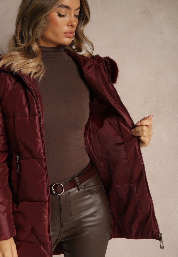 Renee - Bordowa Pudełkowa Kurtka z Pikowanymi Przeszyciami i Kapturem z Futerkiem Vebina. Typ kołnierza: golf. Kolor: czerwony. Materiał: futro. Styl: elegancki