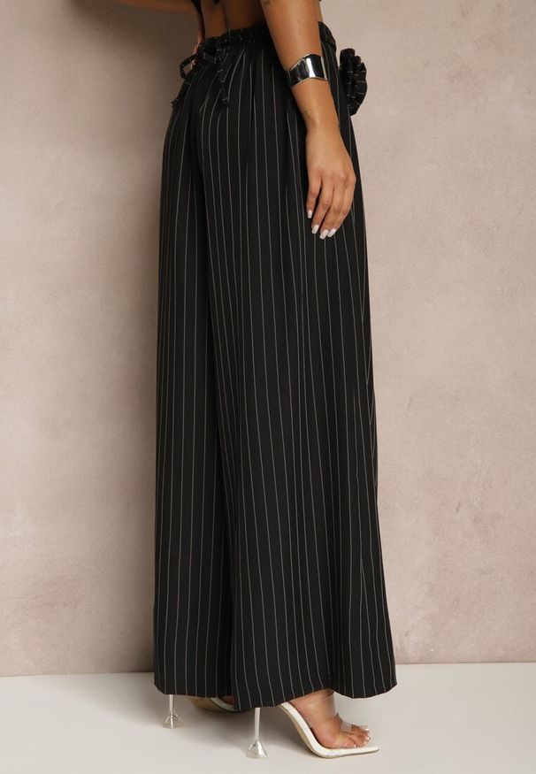 Renee - Czarne Spodnie Palazzo High Waist Ozdobione Broszką Kwiatem Folassea. Stan: podwyższony. Kolor: czarny. Wzór: aplikacja, kwiaty