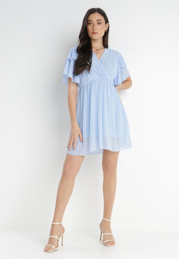 Born2be - Jasnoniebieska Sukienka Theselle. Okazja: na imprezę, na co dzień. Kolor: niebieski. Długość rękawa: krótki rękaw. Wzór: jednolity. Sezon: lato. Typ sukienki: kopertowe. Styl: casual. Długość: mini